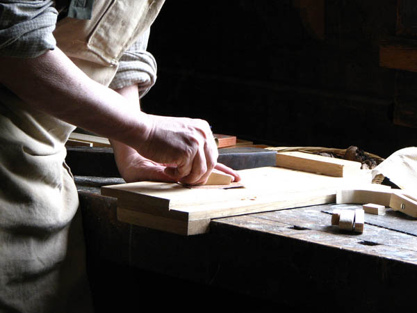 Ofrecemos un servicio de <strong>carpinterÃ­a  de madera y ebanisterÃ­a en Jijona/Xixona</strong> adaptado a las necesidades del <strong>cliente</strong>.